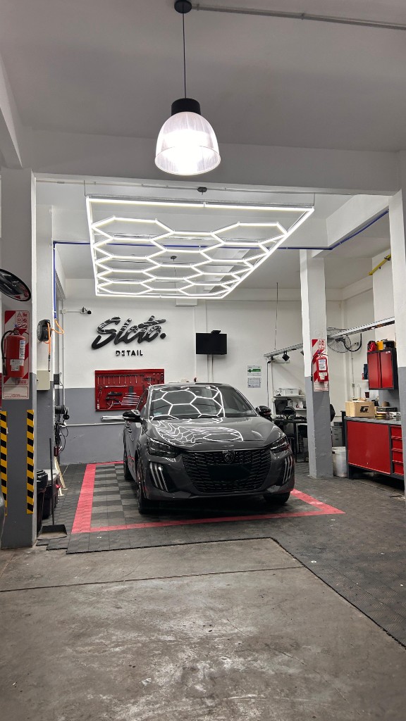 El taller de Selecto Detail en Victoria, con un Peugeot listo para entregar
